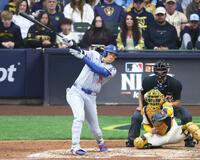 　７回、右前適時打を放つドジャース・大谷（共同）