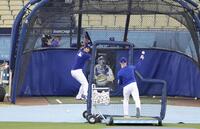 　屋外で打撃練習するドジャース・大谷（共同）