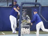 　屋外で打撃練習するドジャース・大谷（共同）