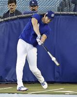 　屋外で打撃練習するドジャース・大谷（共同）