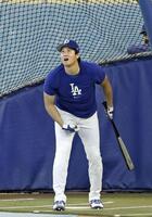 　屋外で打撃練習するドジャース・大谷（共同）