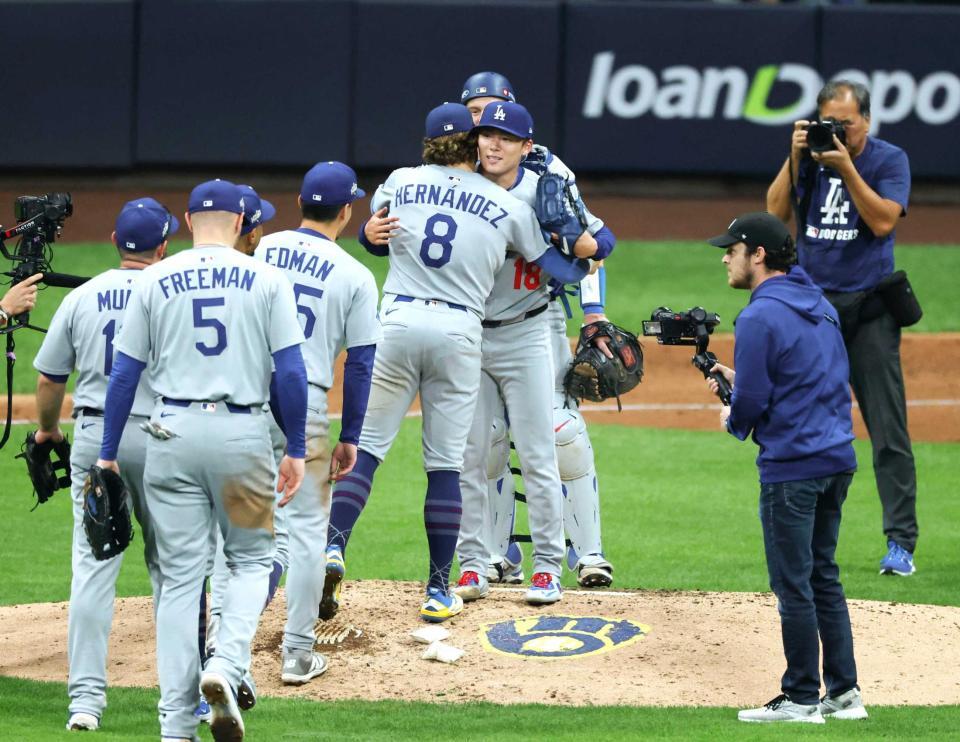 　完投勝利を挙げ、チームメートと喜ぶ山本（中央右）（共同）