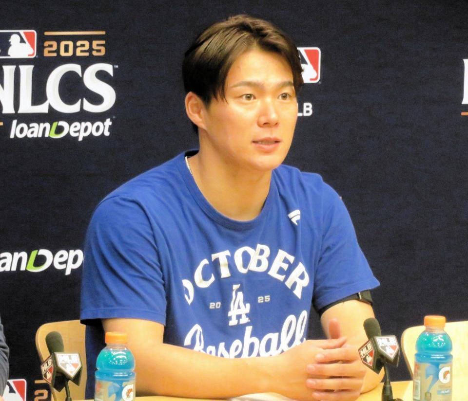 　試合後の会見で投球を振り返る山本由伸（撮影・小林信行）