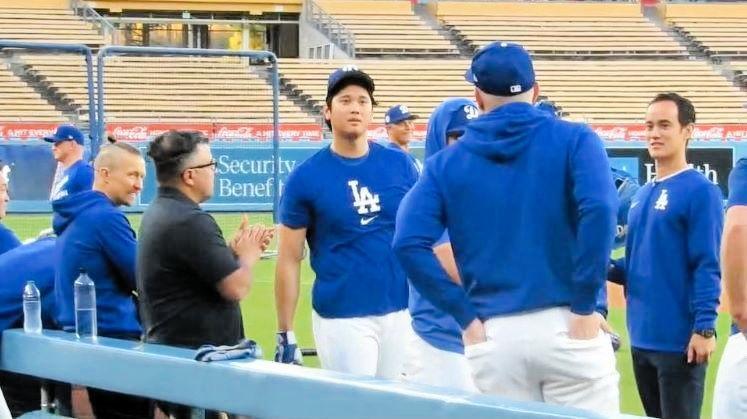 　フリー打撃後、興奮のフリーマンらと談笑する大谷翔平（撮影・小林信行）