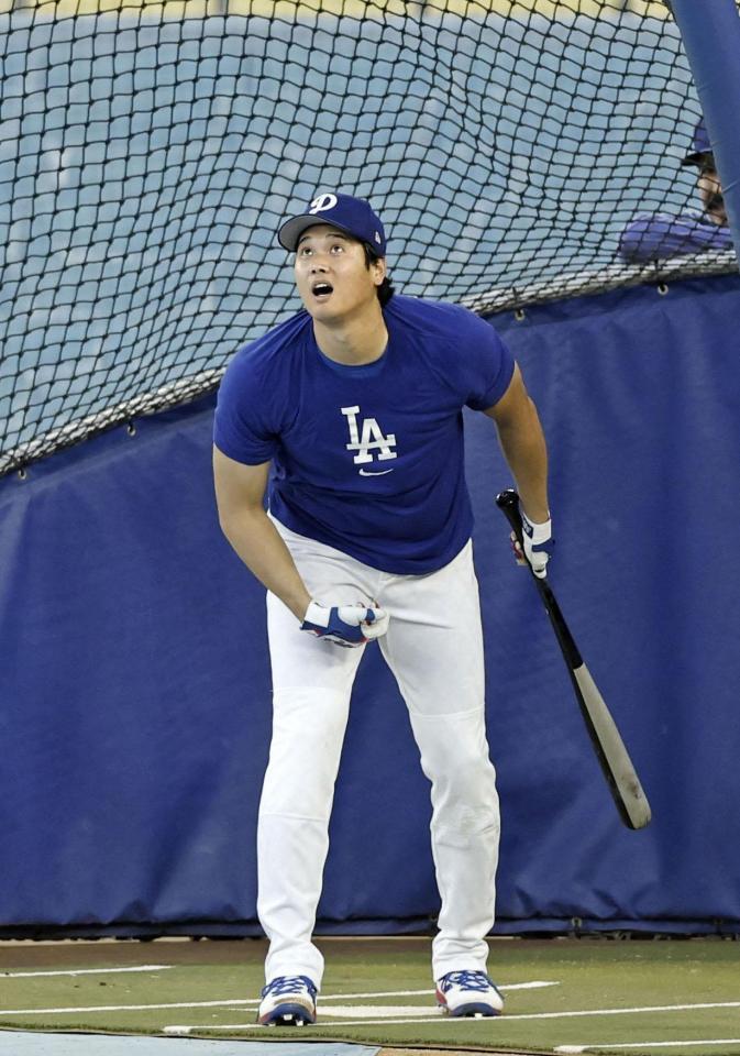 　屋外で打撃練習するドジャース・大谷（共同）