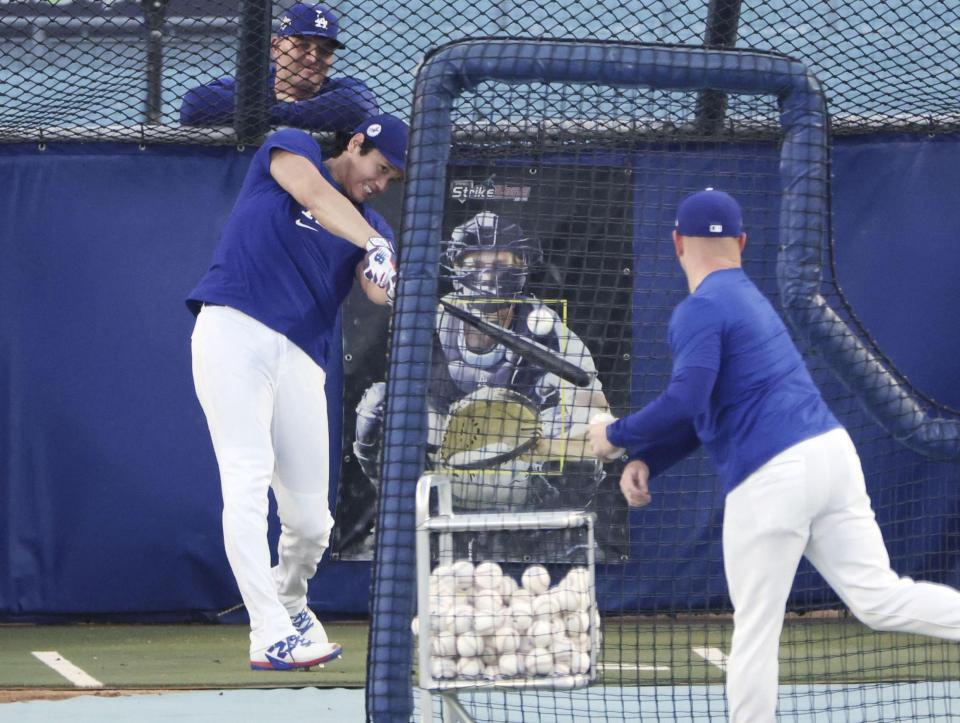 　屋外で打撃練習するドジャース・大谷（共同）