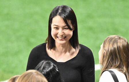 本拠地凱旋で真美子さんの姿も　ドジャース奥さま会が恒例集合写真　お揃いＴシャツで笑顔　ファンも反応「これは心強い」「３連勝へ全力応援」