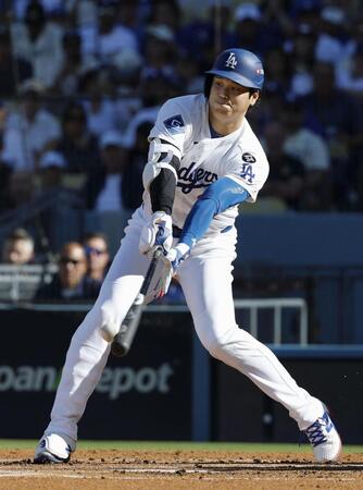 　１回、右翼線に三塁打を放つ大谷（共同）