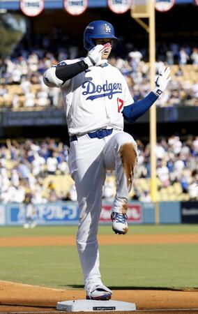 　１回、三塁打を放ちポーズをとる大谷（共同）