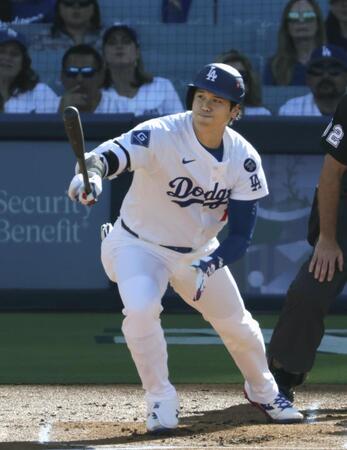 　１回、右翼線に三塁打を放つ大谷（共同）