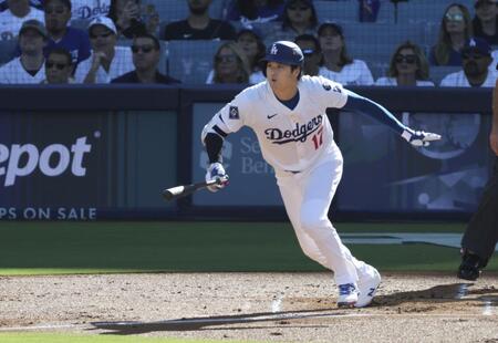 　１回、右翼線に三塁打を放つ大谷（共同）