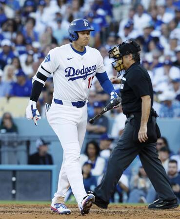 　５回、空振り三振に倒れた大谷（共同）