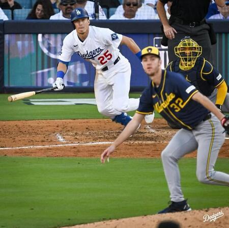 　６回、中堅へ勝ち越しの適時打を放つエドマン。投手はミジオロウスキー（ロサンゼルス・ドジャース提供）