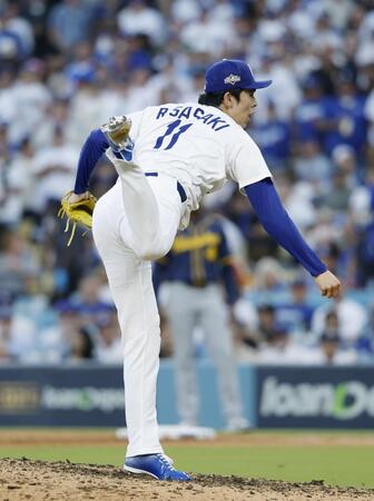 　９回に登板し、ポストシーズン３セーブ目を挙げた佐々木（共同）