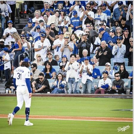 　スタンディングオベーションを送られるグラスノー（ロサンゼルス・ドジャース提供）