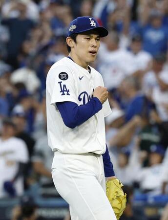 　９回を３人で締め、ポーズをとる佐々木（共同）