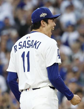 　９回、打者３人で試合を締め、雄たけびを上げる佐々木（共同）