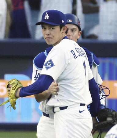 　９回を締め、捕手スミスとハグする佐々木（共同）