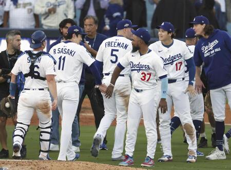 　ブルワーズに勝利し、佐々木（１１）らチームメートを迎える大谷（右から２人目）＝共同