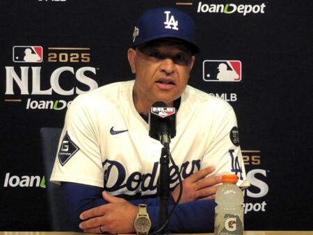 　試合後の会見で報道陣の質問に答えるロバーツ監督（撮影・小林信行）