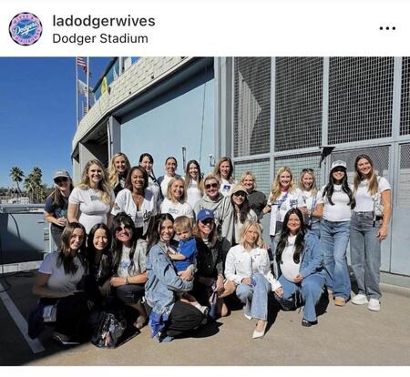 　ドジャーワイブスのインスタグラム＠ｌａｄｏｄｇｅｒｗｉｖｅｓより