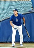 　屋外で打撃練習するドジャース・大谷（共同）