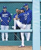 　ブルペンで投球練習する（共同）