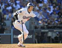 　１回、右翼線に三塁打を放つ大谷（イマジンイメージズ・ロイター＝共同）