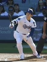 　１回、右翼線に三塁打を放つ大谷（共同）