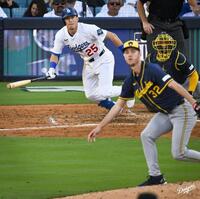 　６回、中堅へ勝ち越しの適時打を放つエドマン。投手はミジオロウスキー（ロサンゼルス・ドジャース提供）