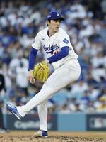 　９回に登板し、ポストシーズン３セーブ目を挙げた佐々木（共同）