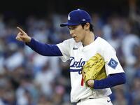 　９回、好守備のベッツを指さす佐々木（共同）