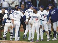 　ブルワーズに勝利し、佐々木（１１）らチームメートを迎える大谷（右から２人目）＝共同