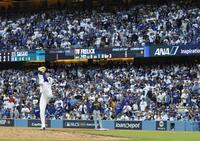 　９回に登板し、ポストシーズン３セーブ目を挙げた佐々木（共同）