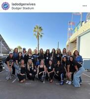 珍しく中列（左から二人目）に真美子さんの姿が。１０月９日付のドジャース奥さま会のインスタグラム＠ｌａｄｏｄｇｅｒｗｉｖｅｓより