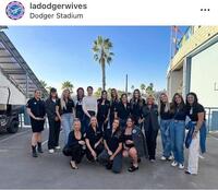 透け感の白いトップス姿が美しい真美子さん（後列左から５人目）。１０月２日付のドジャース奥さま会のインスタグラム＠ｌａｄｏｄｇｅｒｗｉｖｅｓより