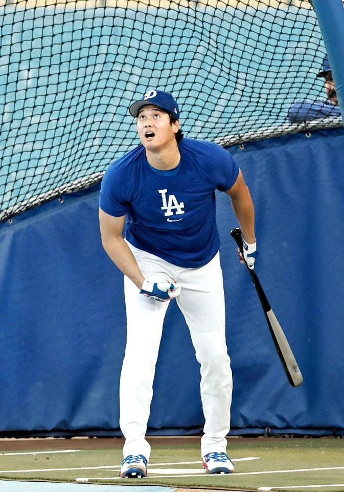 　屋外で打撃練習するドジャース・大谷（共同）