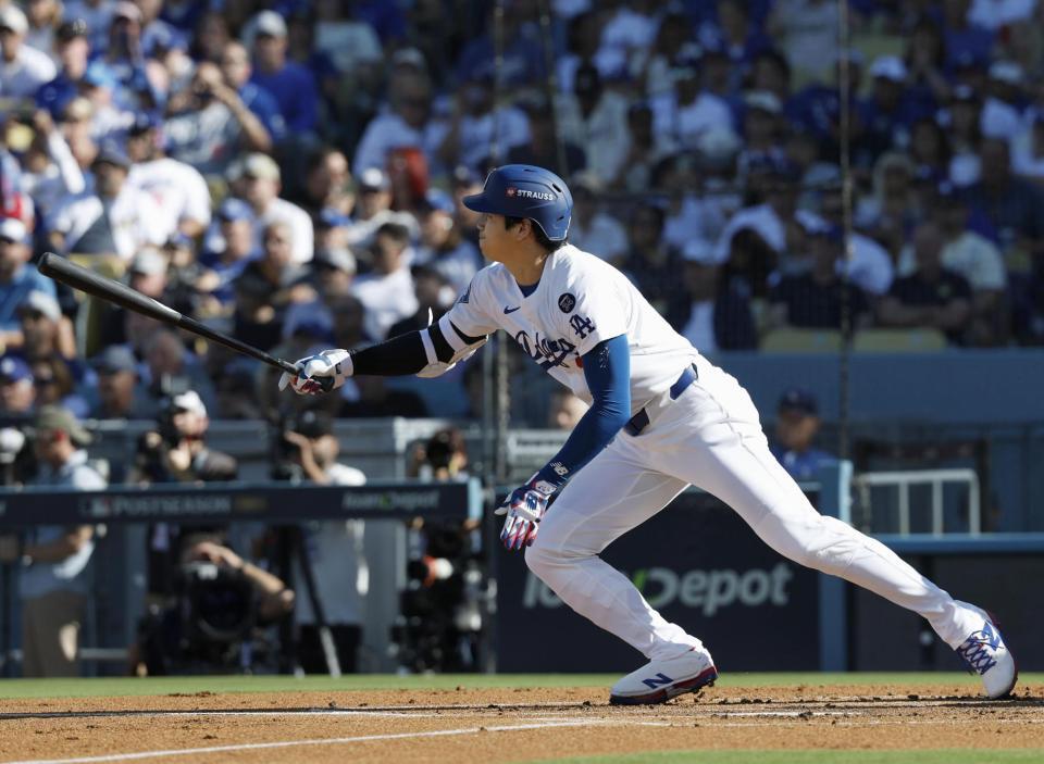 　１回、右翼線に三塁打を放つ大谷（共同）