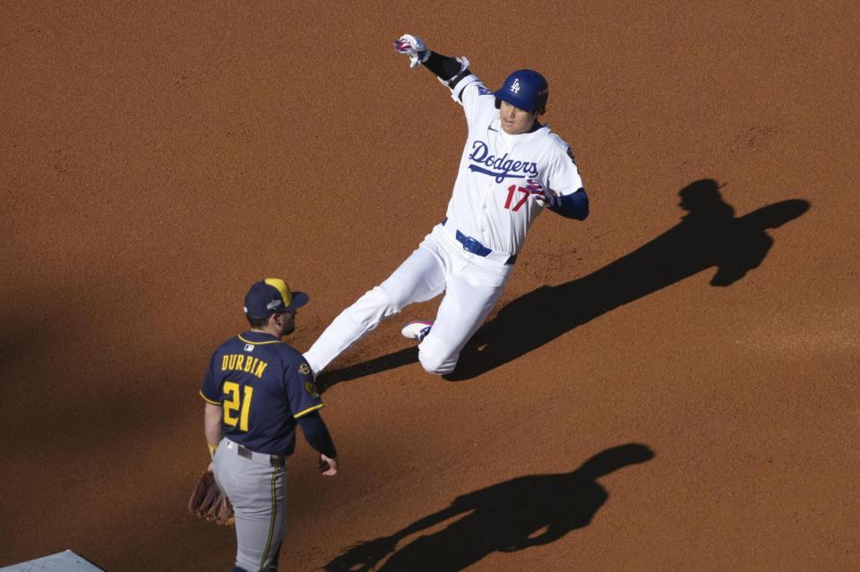 　１回、三塁打を放ち滑り込む大谷（イマジンイメージズ・ロイター＝共同）