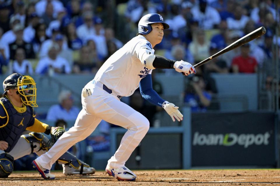 　１回、右翼線に三塁打を放つ大谷（イマジンイメージズ・ロイター＝共同）