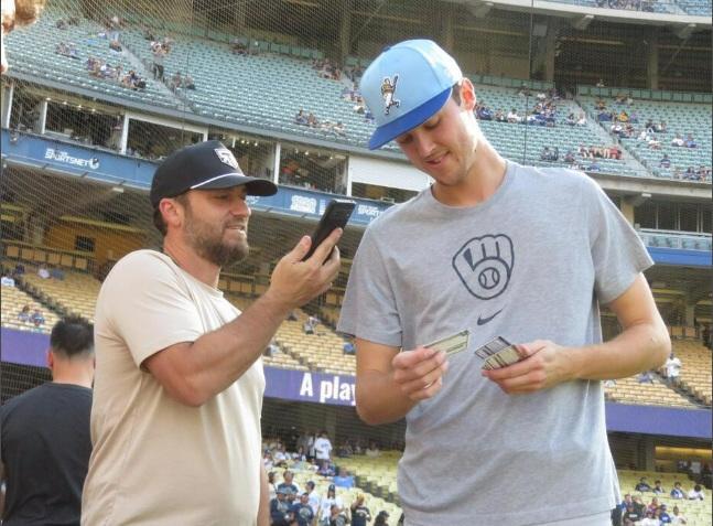　ブルワーズのジェイコブ・ミジオロウスキー（右）