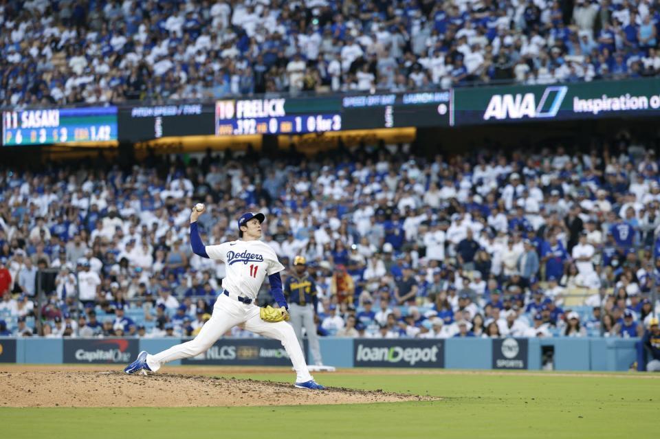 　９回に登板し、ポストシーズン３セーブ目を挙げた佐々木（共同）