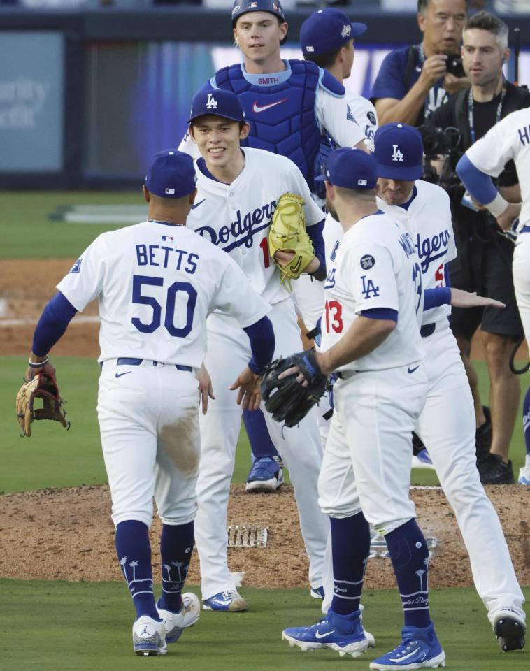 　ブルワーズに勝利し、ベッツ（５０）とタッチを交わす佐々木（共同）