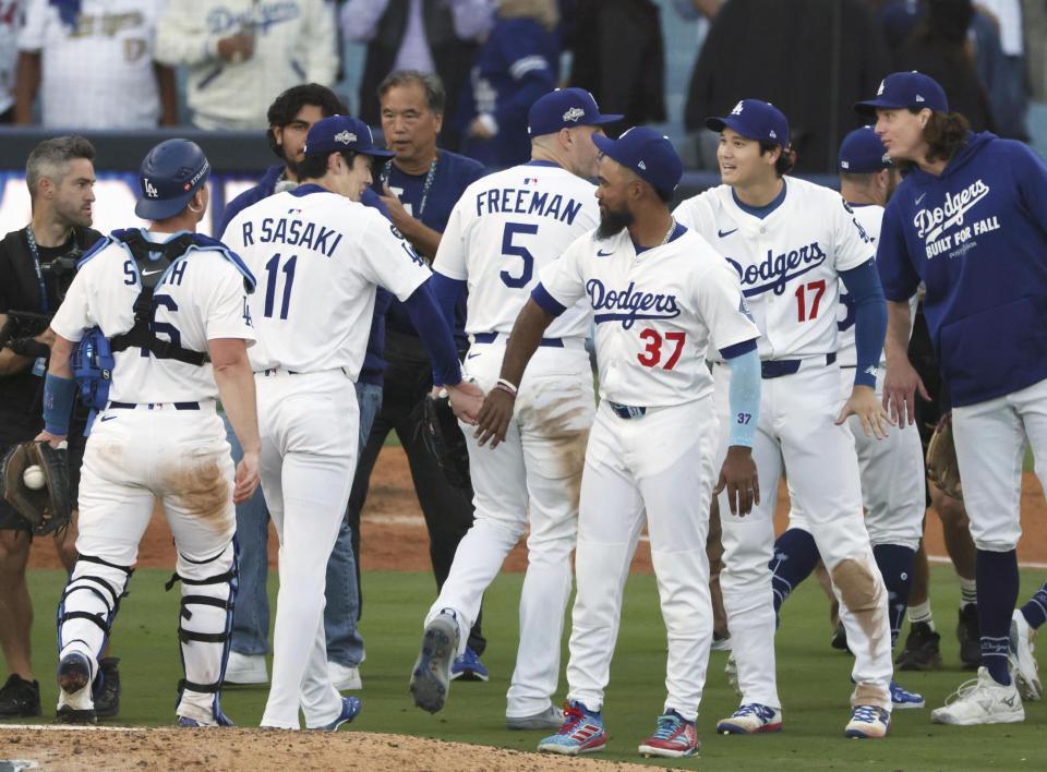 　ブルワーズに勝利し、佐々木（１１）らチームメートを迎える大谷（右から２人目）＝共同