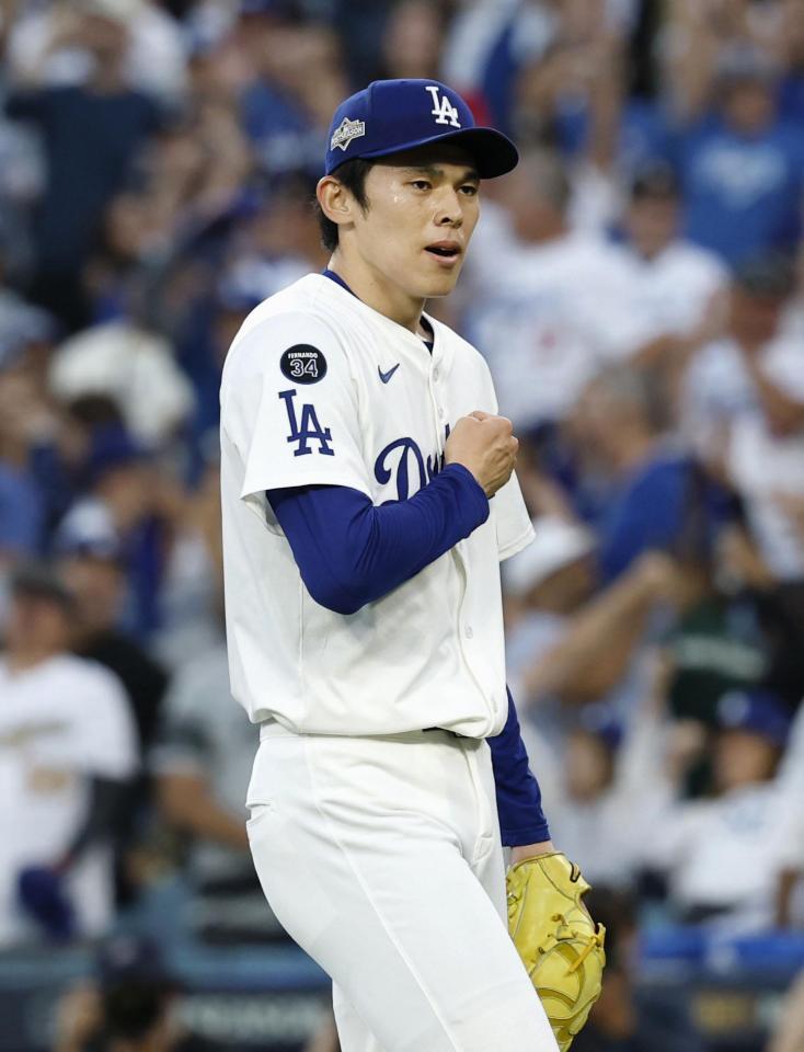 　９回を３人で締め、ポーズをとる佐々木（共同）