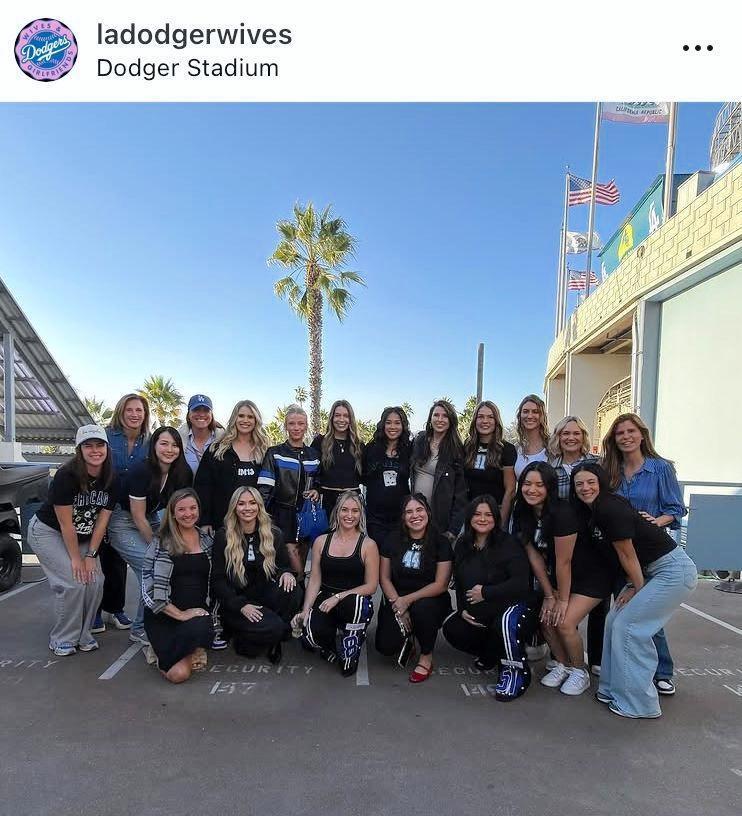 珍しく中列（左から二人目）に真美子さんの姿が。１０月９日付のドジャース奥さま会のインスタグラム＠ｌａｄｏｄｇｅｒｗｉｖｅｓより