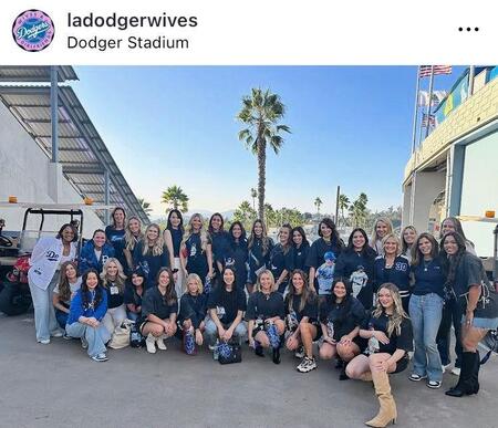 珍しいノースリーブ姿の真美子さん。１０月１日付のドジャース奥さま会のインスタグラム＠ｌａｄｏｄｇｅｒｗｉｖｅｓより
