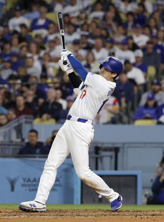 【動画】投手・大谷をいきなり援護！打者・大谷が超特大お目覚め先頭弾　相手投手もぼう然と打球を見つめる飛距離