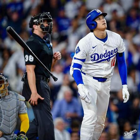 　４回、この試合２発目となるソロを放つ大谷翔平（ロサンゼルス・ドジャース提供）