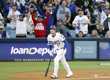 　ブルワーズ戦の１回、先制先頭打者本塁打を放つドジャース・大谷（共同）